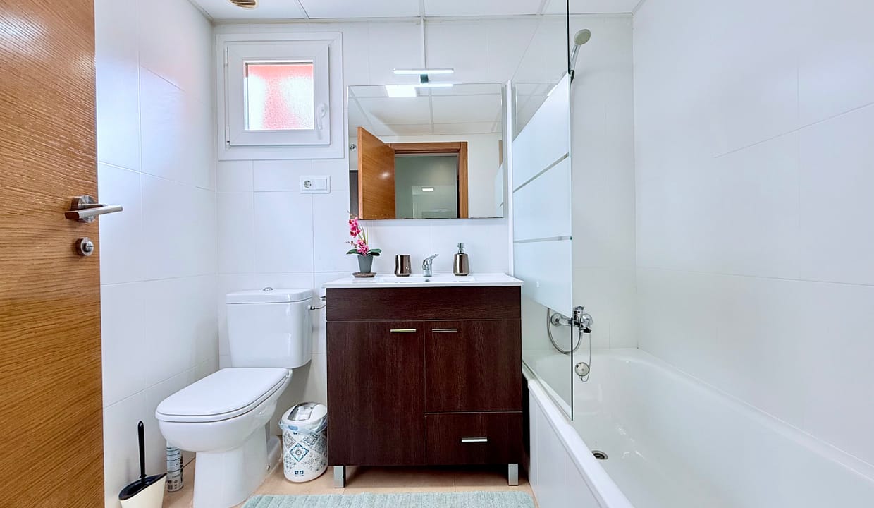 lovely-1-bedroom-apartment-bathroom-mar-menor-golf-resort-levante-properties-01-scaled
