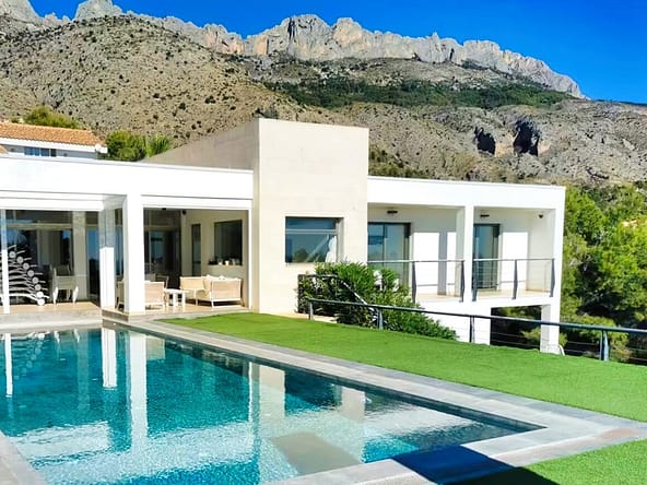 Magnificent 5 Bed Villa in Altea