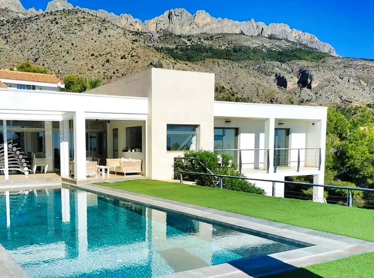 Magnificent 5 Bed Villa in Altea