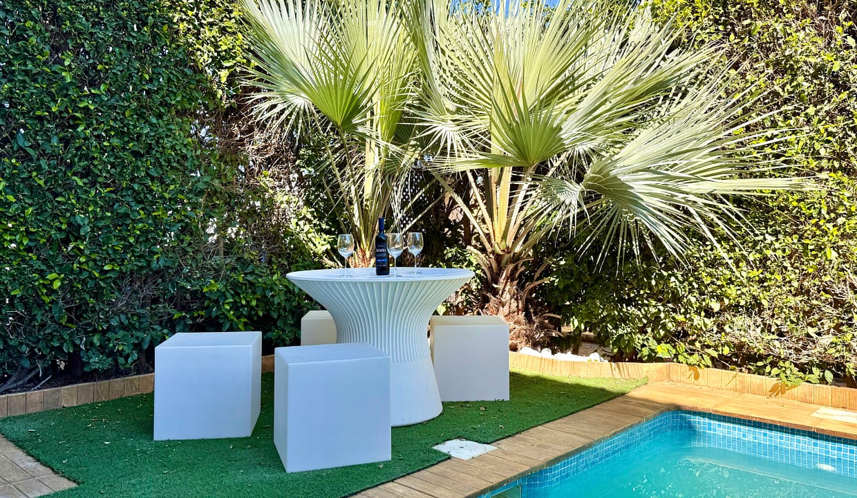 Close up of ouside dinning set