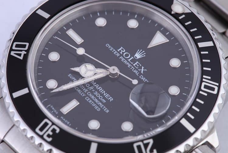 The face of a Rolex Submariner 16800 is easy to read. face rolex submariner 16800 bobswatches