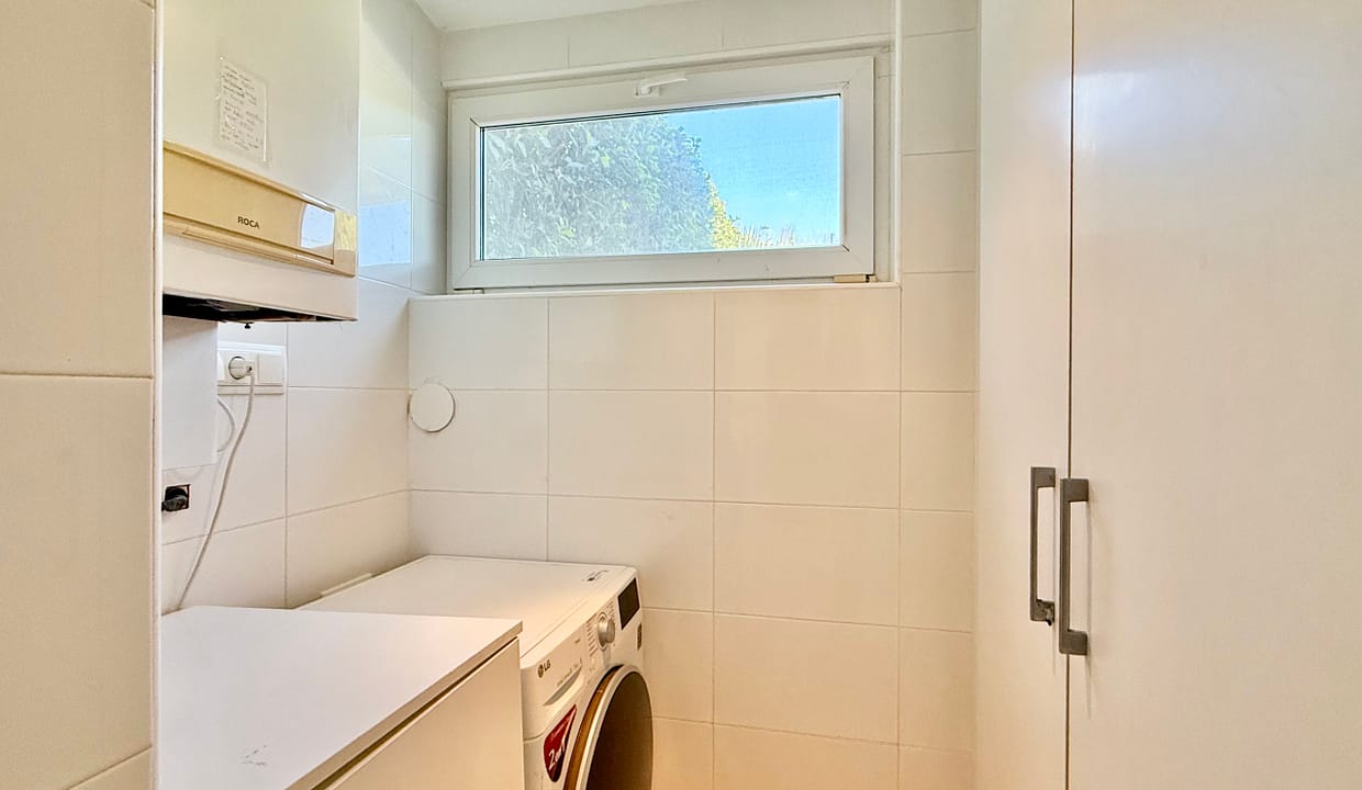 exclusive-4-bed-villa-utility-room-mar-menor-golf-resort-levante-properties-scaled