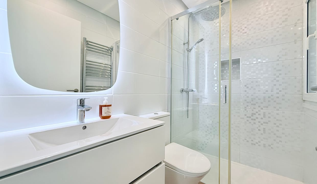 mar-menor-golf-resort-baron-villa-family-bathroom-levante-properties-01-scaled