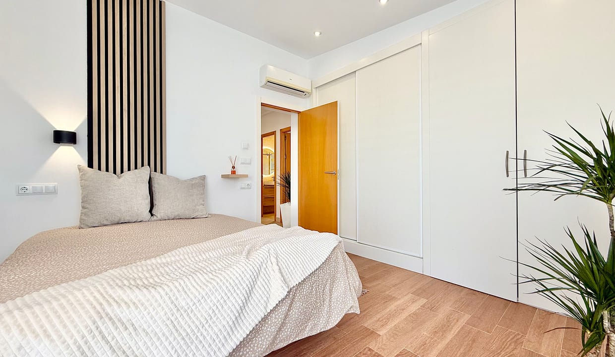 exclusive-4-bed-villa-master-bedroom-mar-menor-golf-resort-levante-properties-01-scaled