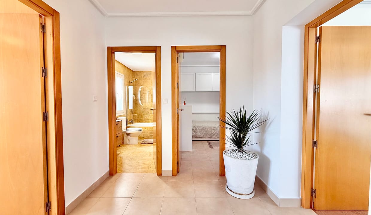 exclusive-4-bed-villa-landing-glass-stairs-mar-menor-golf-resort-levante-properties-scaled