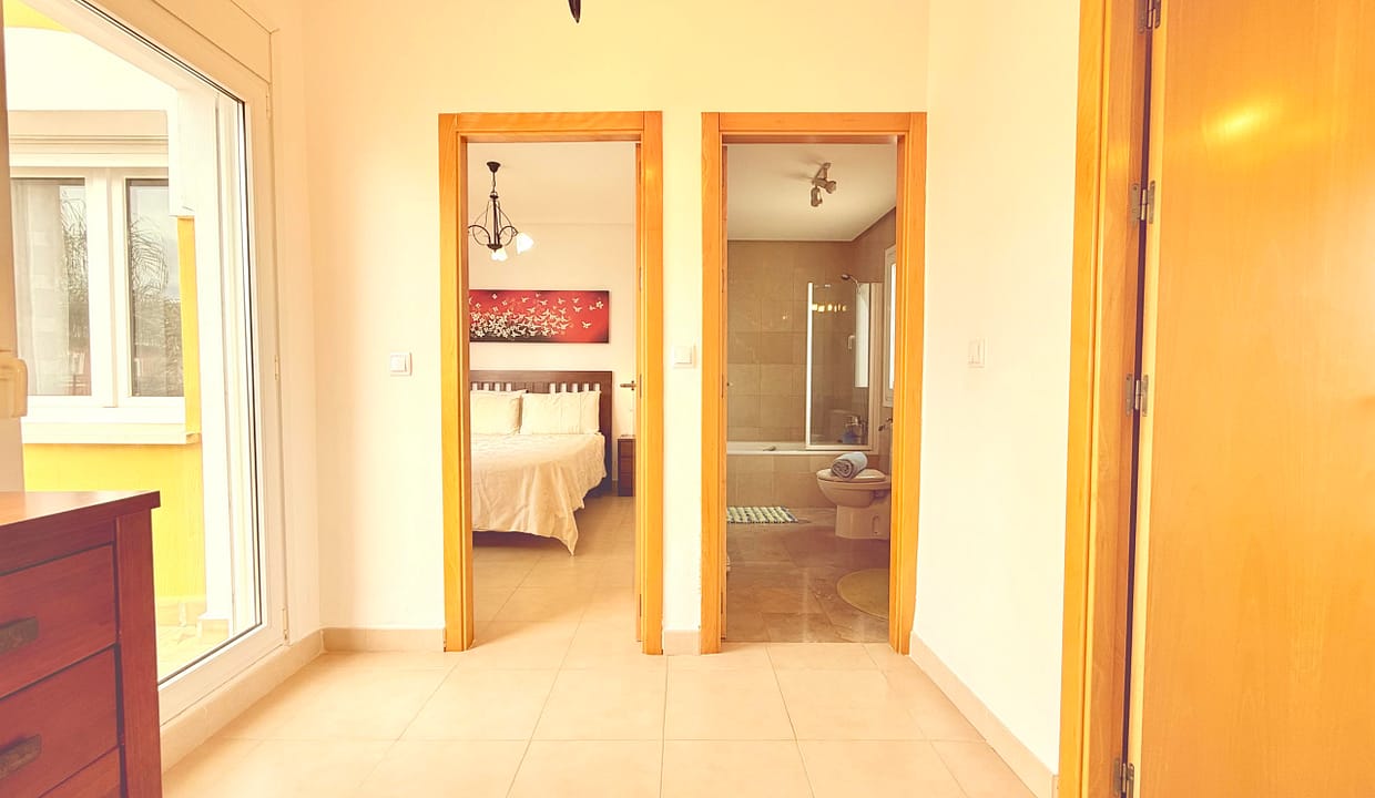 mar-menor-golf-resort-isla-grosa-family-bathroom-levante-properties-01-scaled