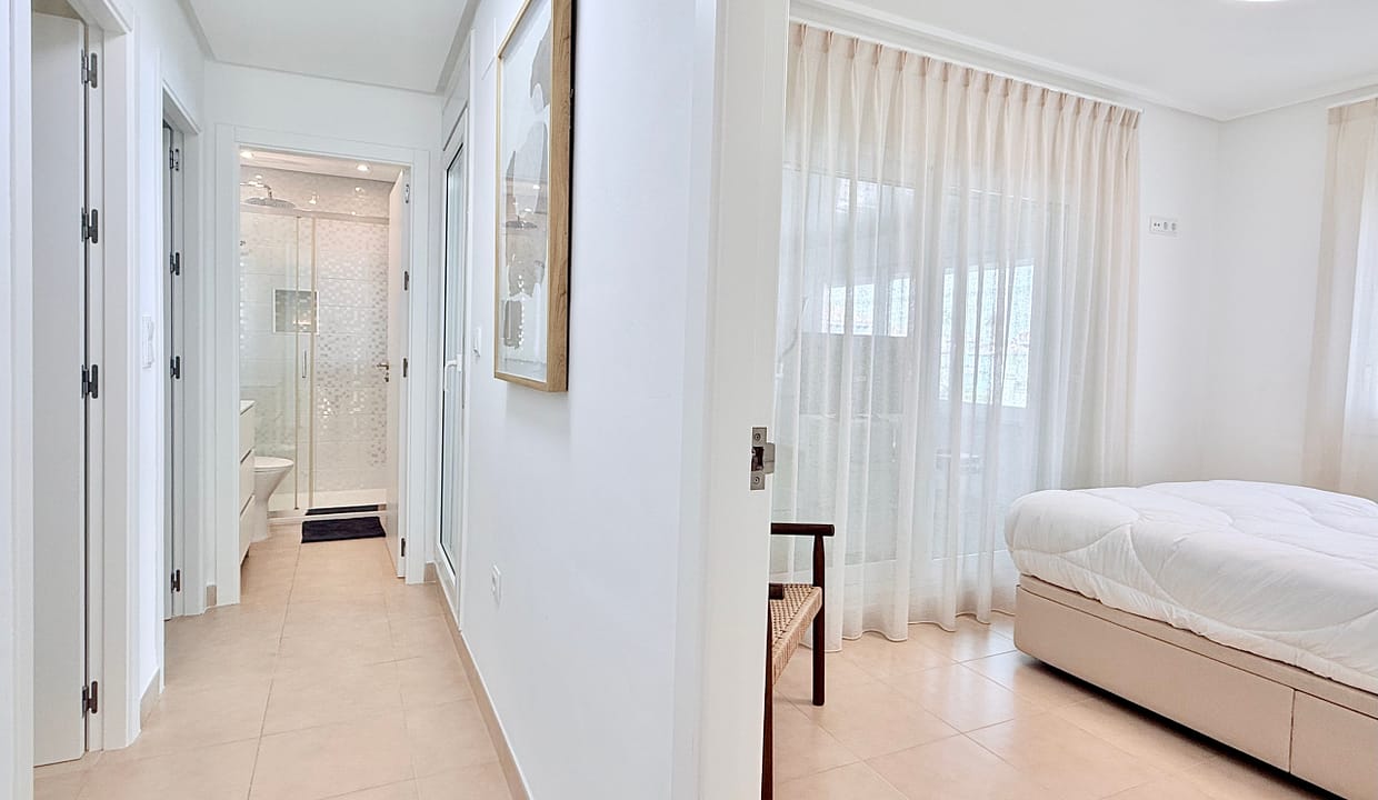 master-bedroom-baron-villa-mar-menor-golf-resort-levante-properties-04-scaled