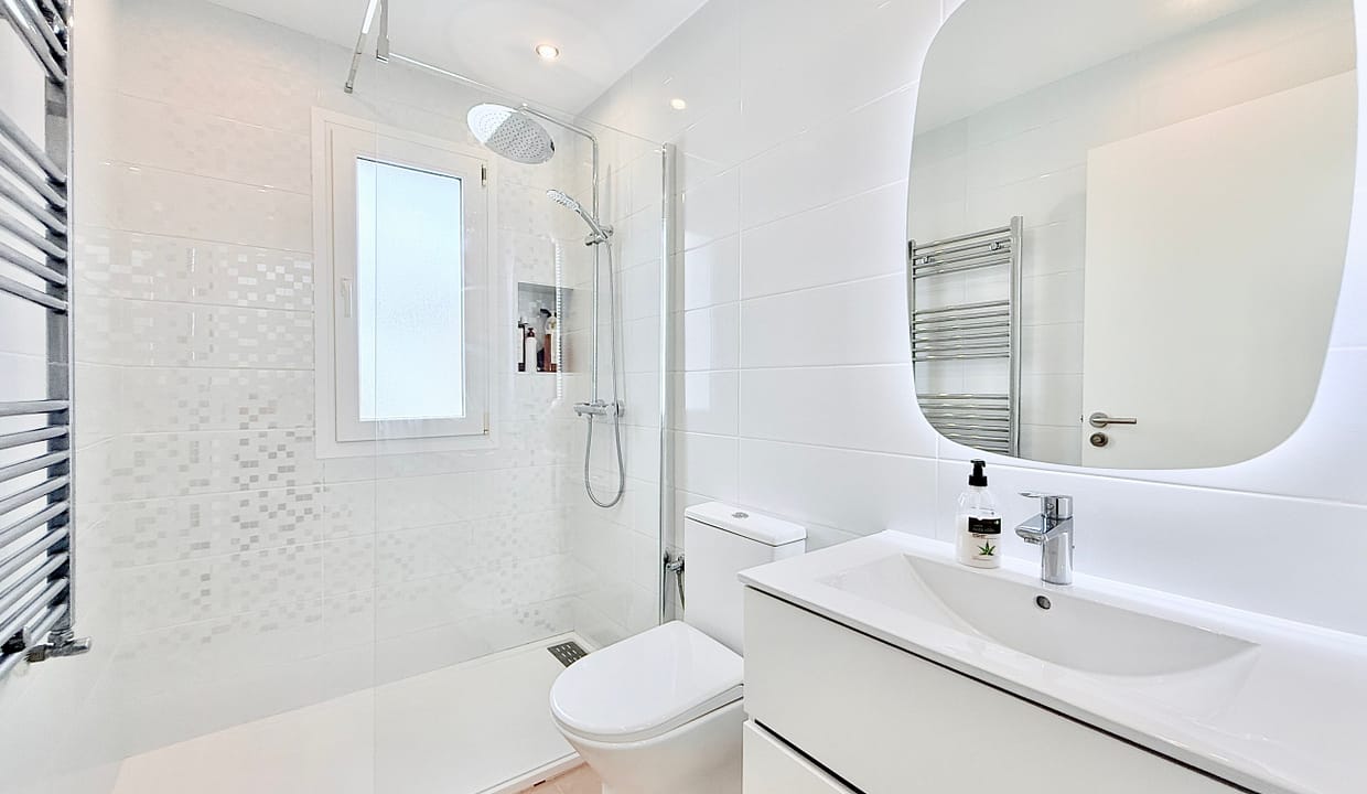 mar-menor-golf-resort-baron-villa-ensuite-bathroom-levante-properties-01-scaled