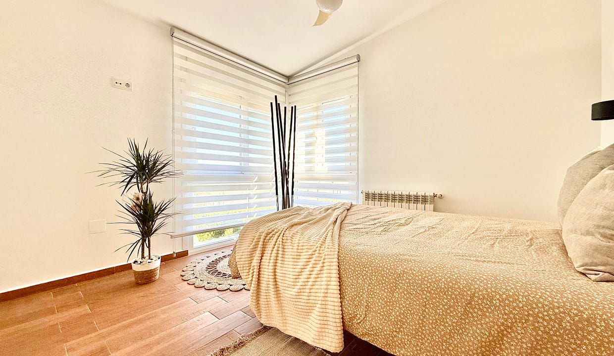 exclusive-4-bed-villa-master-bedroom-mar-menor-golf-resort-levante-properties-03-scaled