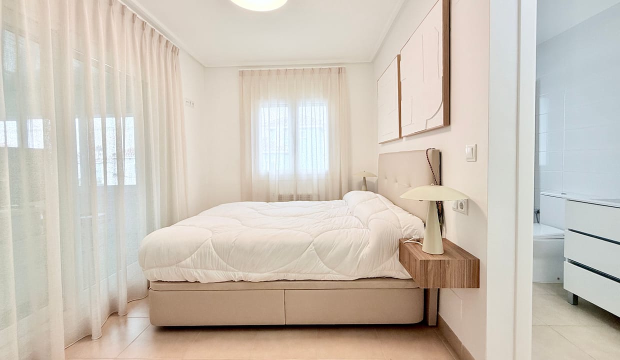 master-bedroom-baron-villa-mar-menor-golf-resort-levante-properties-01-scaled