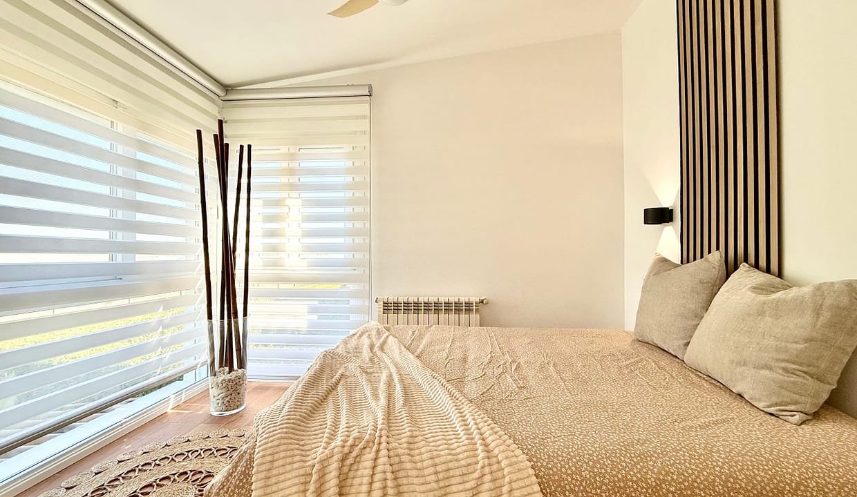 exclusive-4-bed-villa-master-bedroom-mar-menor-golf-resort-levante-properties-02-scaled