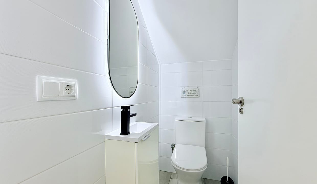 mar-menor-golf-resort-baron-villa-guest-toilet-levante-properties-01-scaled
