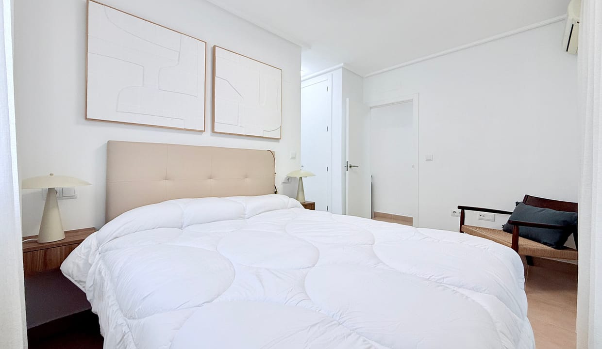 master-bedroom-baron-villa-mar-menor-golf-resort-levante-properties-02-scaled