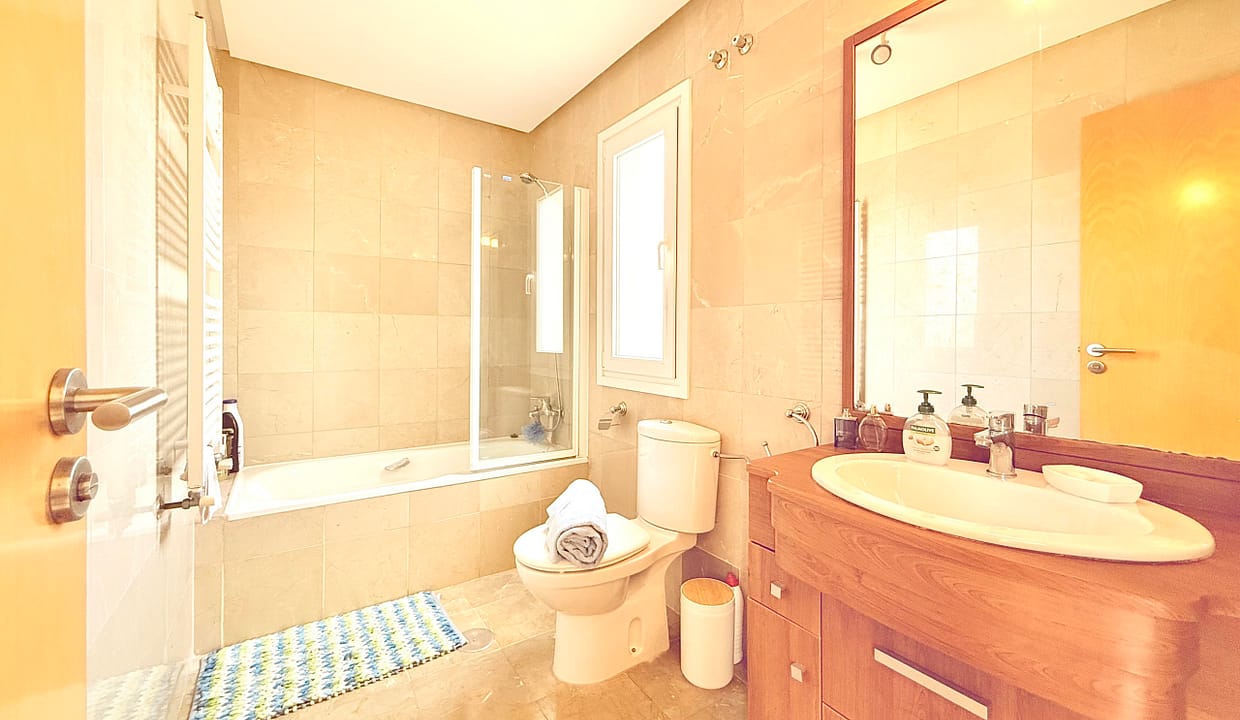 mar-menor-golf-resort-isla-grosa-family-bathroom-levante-properties-02-scaled