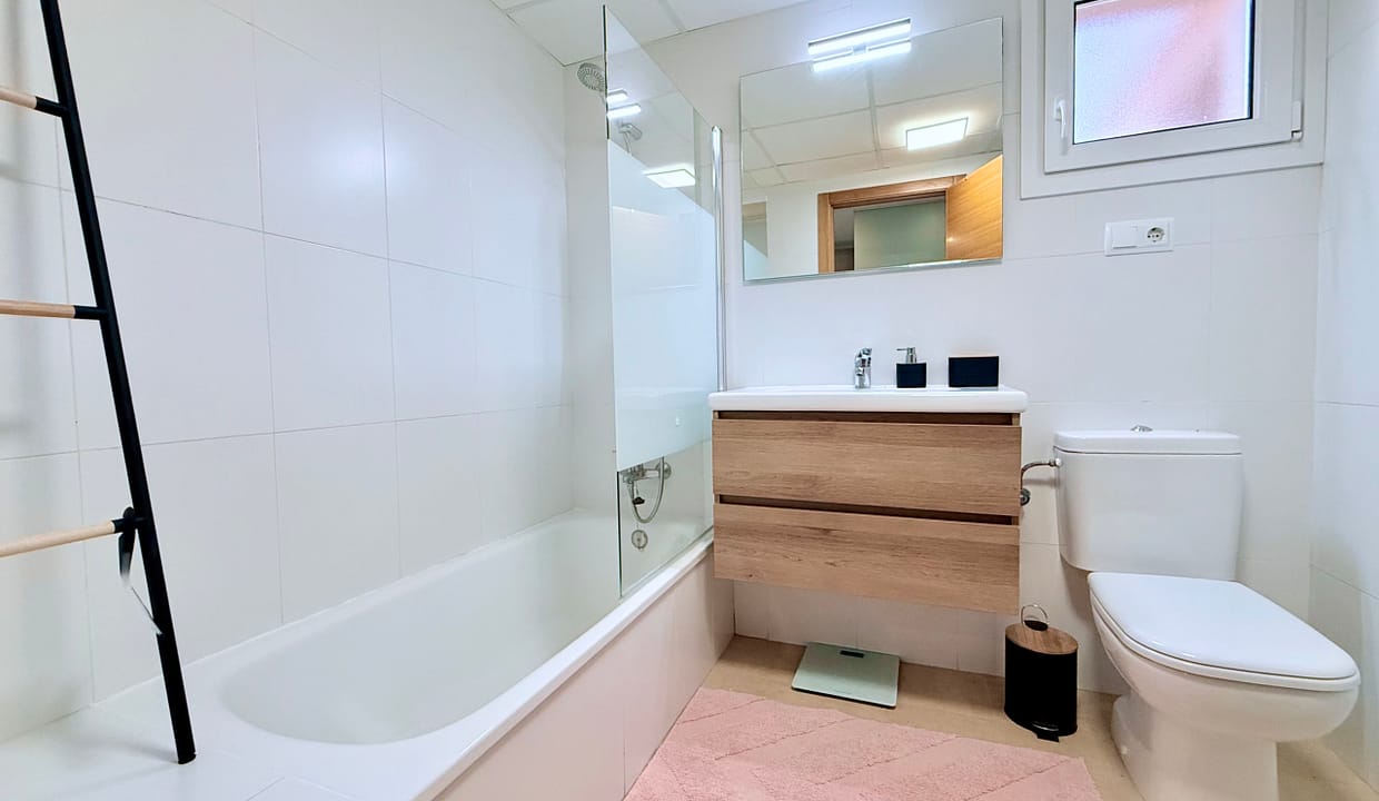 modern-1-bedroom-apartment-bathroom-mar-menor-golf-resort-levante-properties-01-scaled