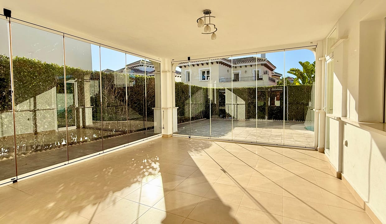 Terraza with glass curtains