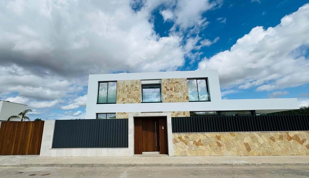 Lifestyle Villa with Licensed Padel Court, Floodlights, BBQ Area, Pool and Underground Garage – Perfect for Social Living