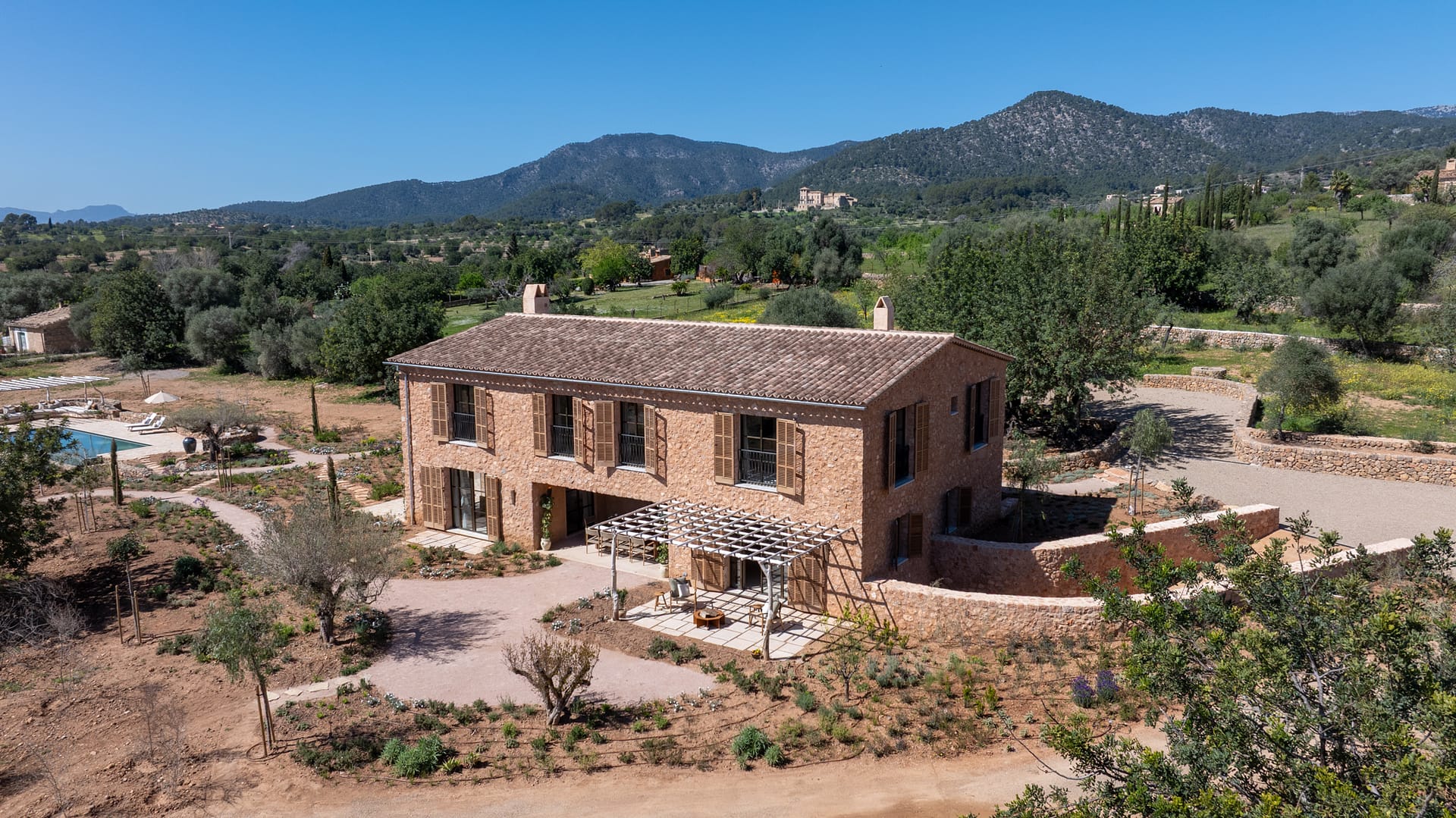 A stunning 4-bedroom estate offering 450m² of luxury living, featuring a private pool and breathtaking views in Alaró.