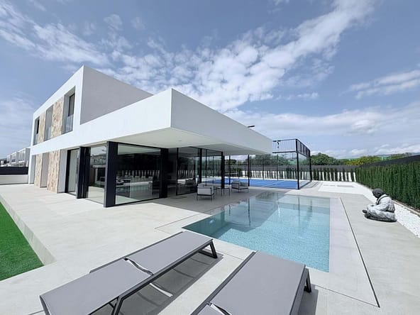 Lifestyle Villa with Licensed Padel Court, Floodlights, BBQ Area, Pool and Underground Garage – Perfect for Social Living