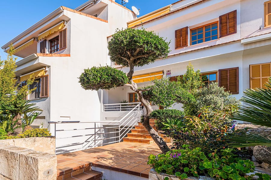 Meticulously Renovated Townhouse in Prime Son Espanyolet