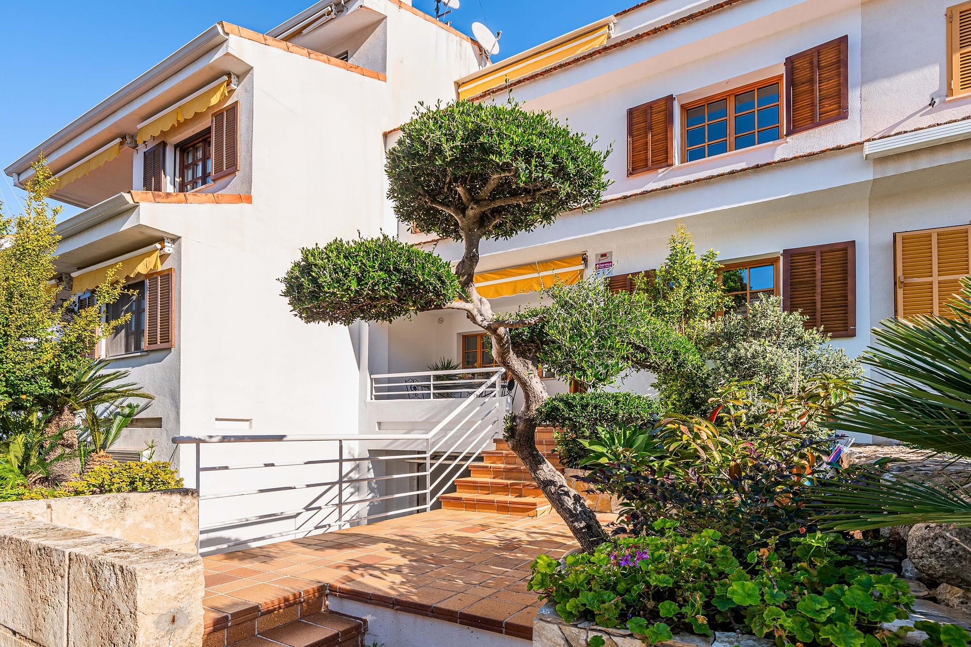 Meticulously Renovated Townhouse in Prime Son Espanyolet