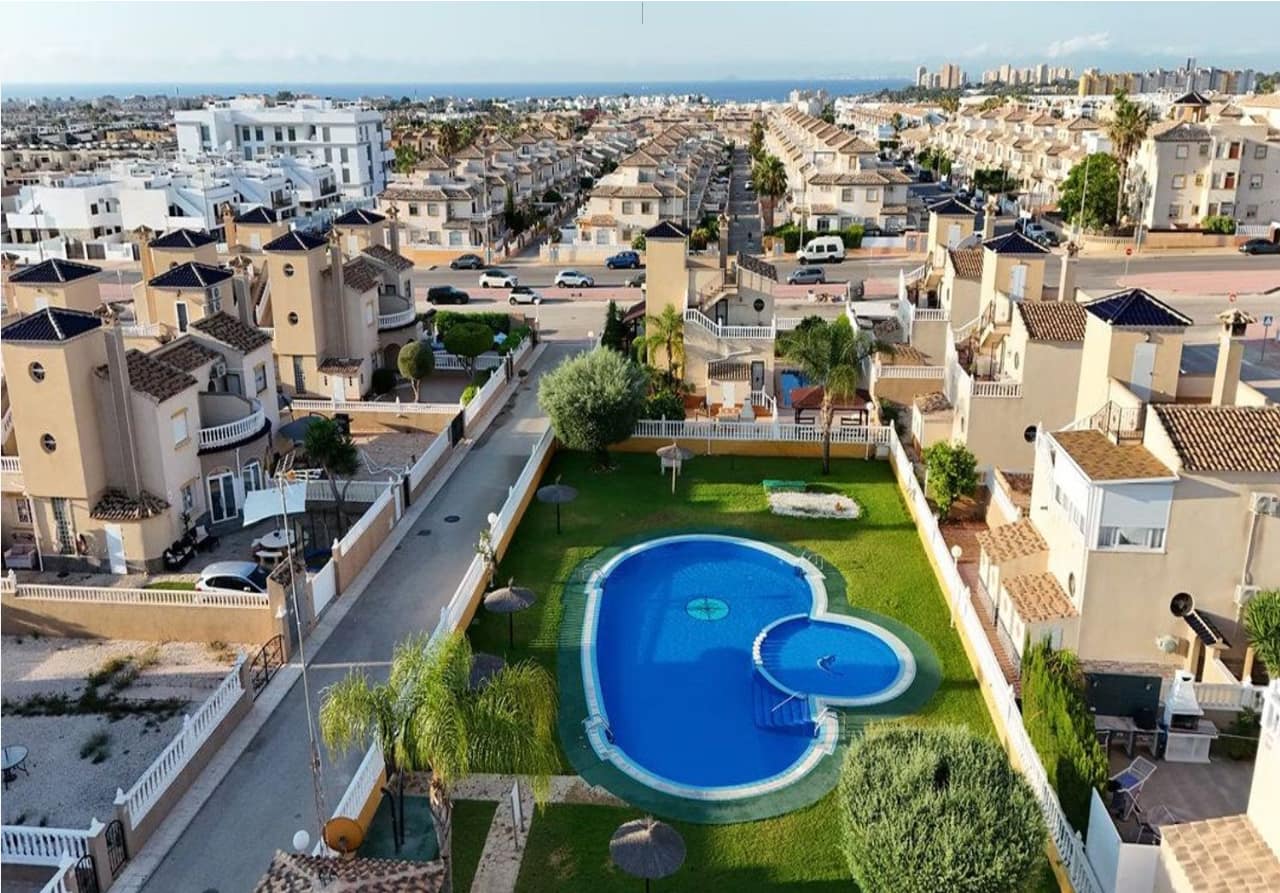 2 Bedrooms Apartment in Lomas De Cabo Roig