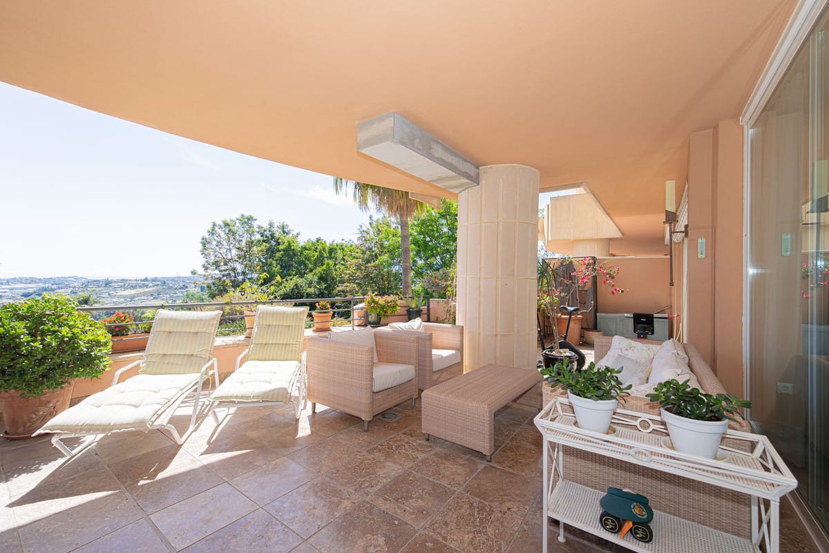 Ruim driekamer-subpenthouse met panoramisch zeezicht in Magna Marbella in Nueva Andalucía - foto 16
