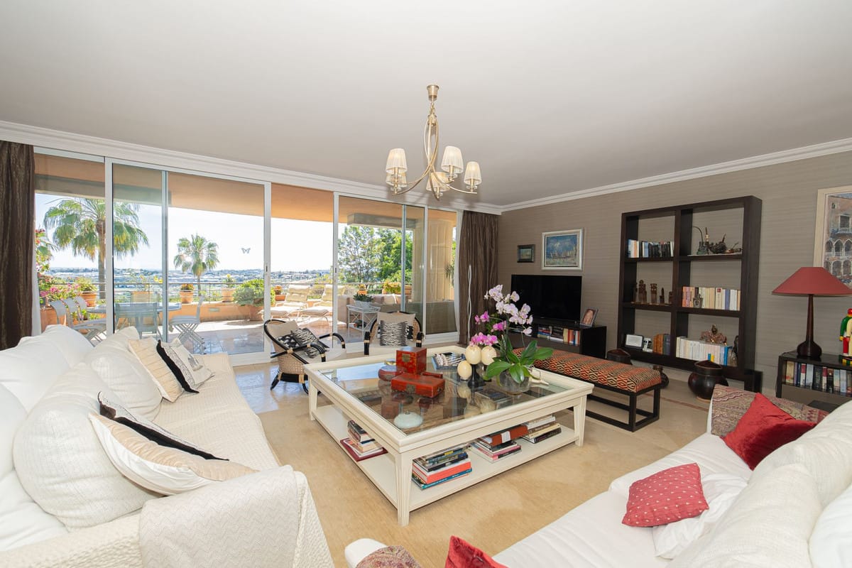 Ruim driekamer-subpenthouse met panoramisch zeezicht in Magna Marbella in Nueva Andalucía - foto 8