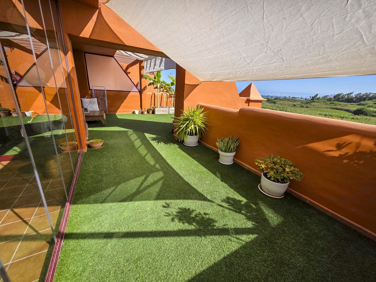 Drie-slaapkamerappartement met glazen terrassen en zeezicht in Viñedos del Mar, La Duquesa in La Duquesa - foto 2