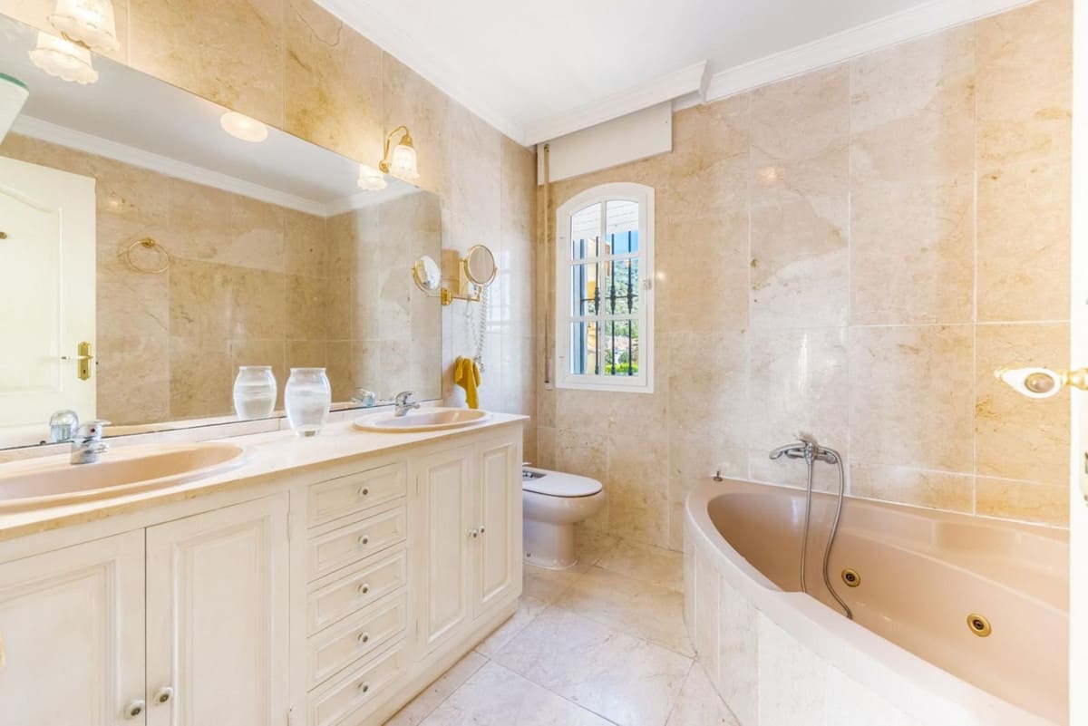 Villa met 8 slaapkamers in Marbella in Marbella - foto 4