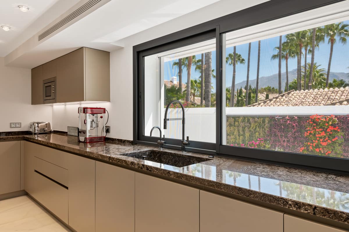 Villa Hermosa met zes slaapkamers in La Cerquilla, Nueva Andalucía in Nueva Andalucía - foto 11