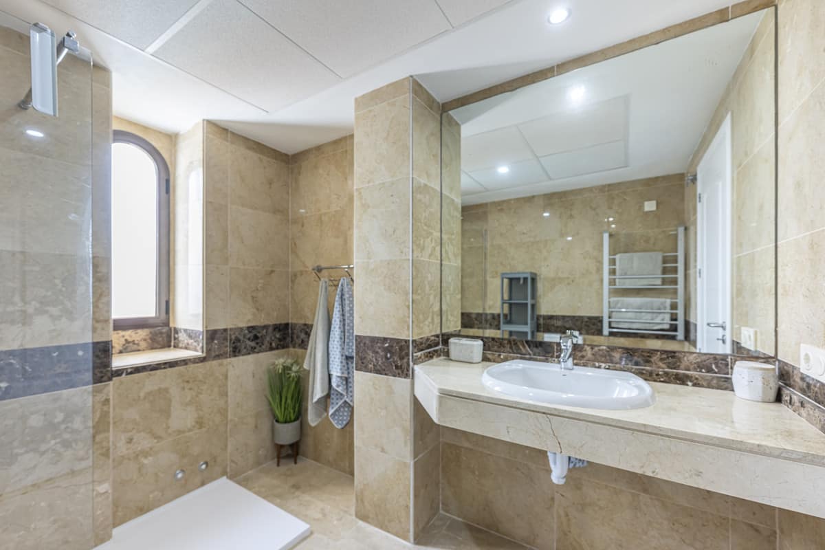 Drie-slaapkamer stadswoning in La Alcaidesa in La Alcaidesa - foto 6