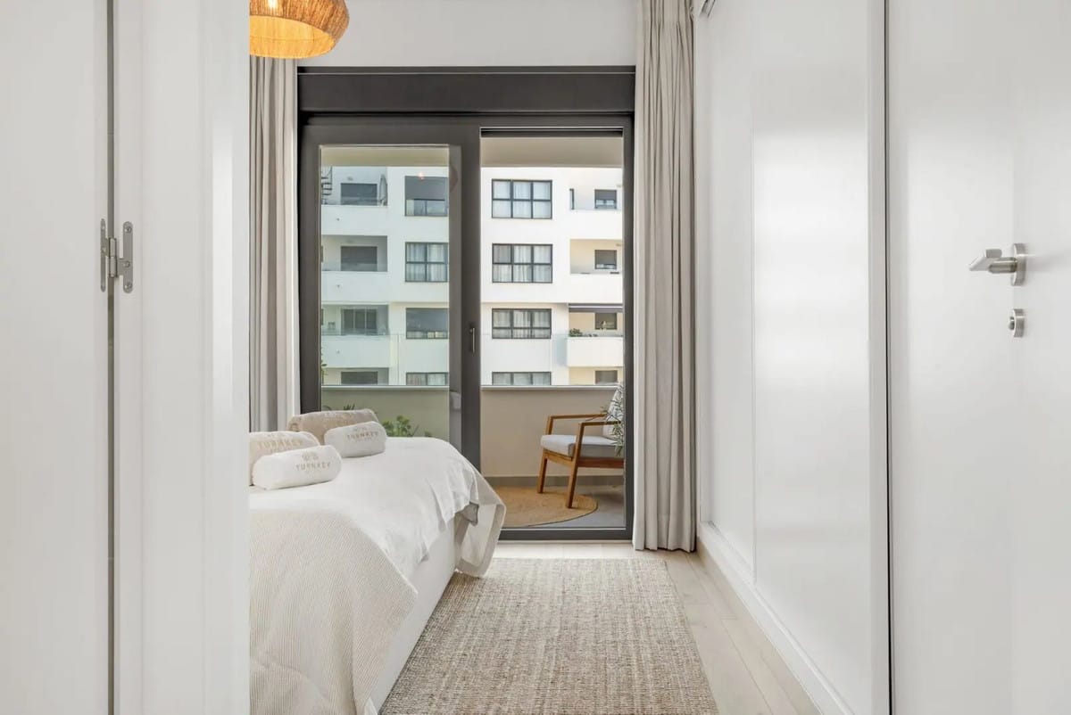 2-slaapkamer appartement in Estepona – terras en zwembadzicht in Estepona - foto 11