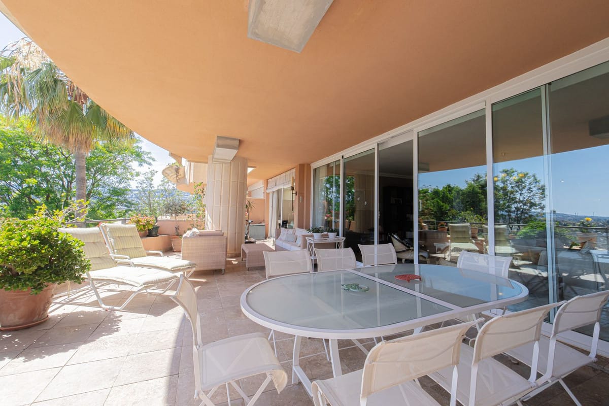Ruim driekamer-subpenthouse met panoramisch zeezicht in Magna Marbella in Nueva Andalucía - foto 4