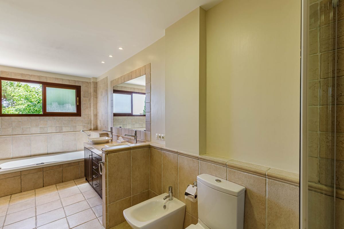 Elegante villa met 5 slaapkamers en zeezicht in Los Arqueros, Benahavís in Los Arqueros - foto 10