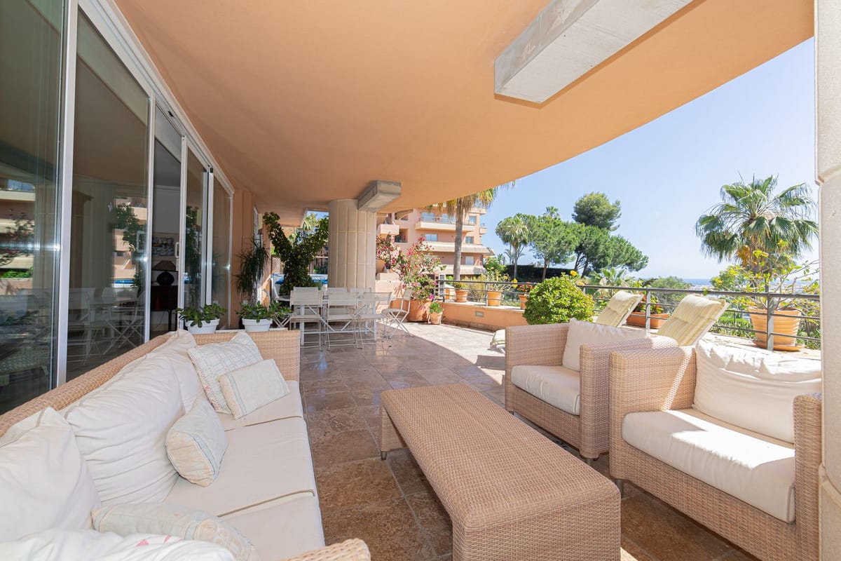 Ruim driekamer-subpenthouse met panoramisch zeezicht in Magna Marbella in Nueva Andalucía - foto 18