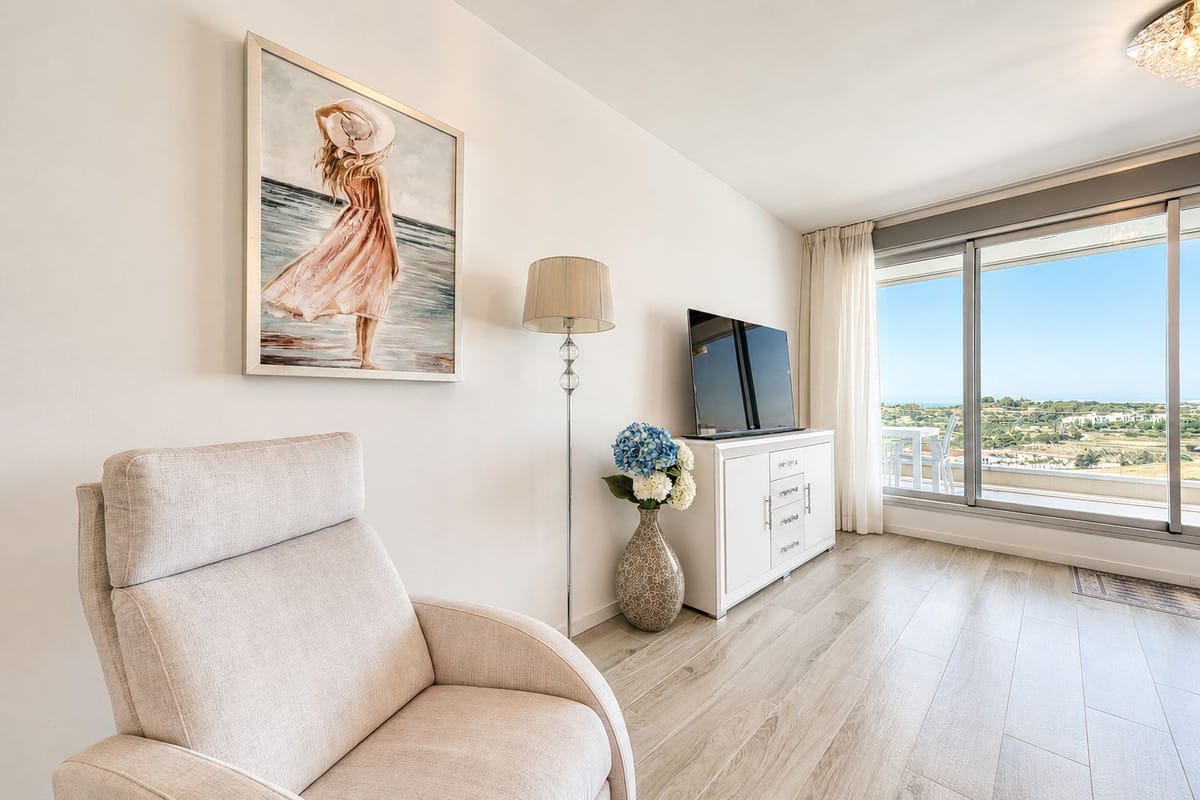 Drie-slaapkamer appartement met panoramisch zeezicht in Estepona in Estepona - foto 12
