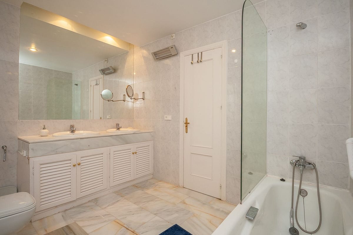 Prachtig 3-slaapkamer appartement met panoramisch zeezicht in La Mairena in La Mairena - foto 6