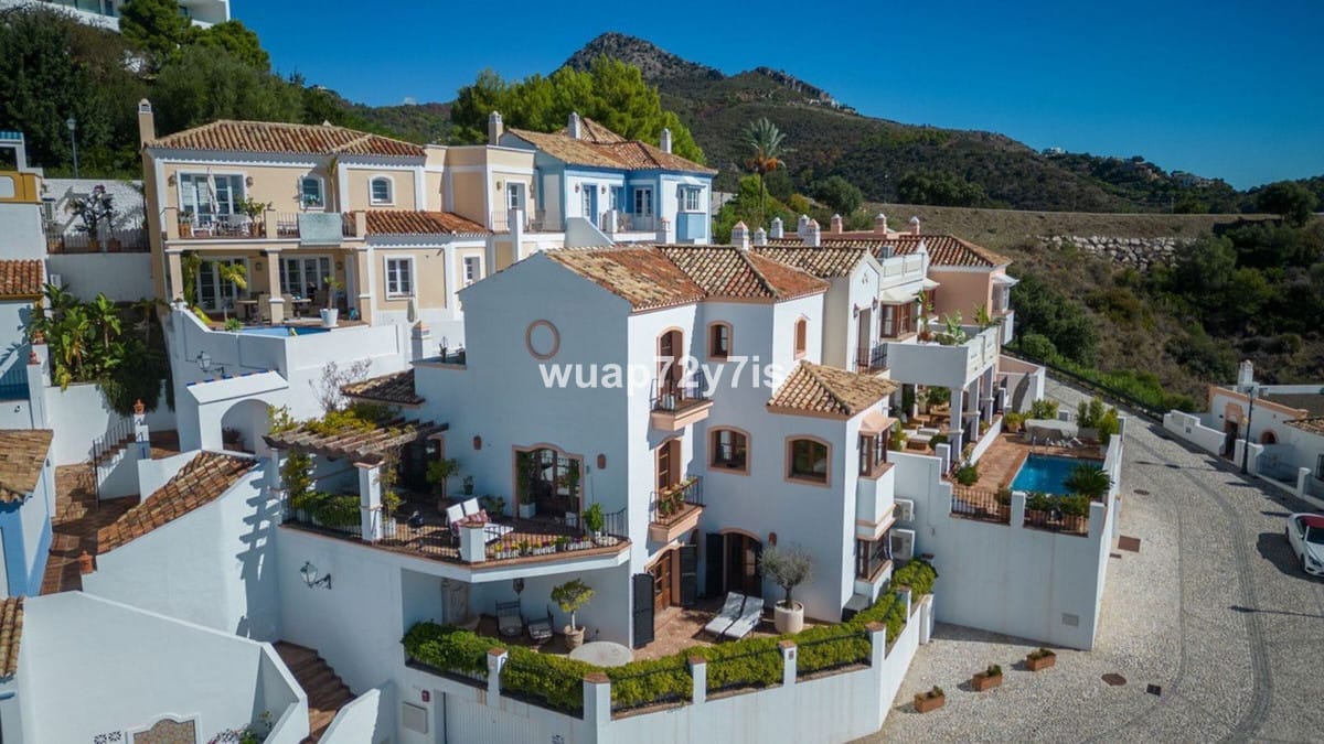 Elegante hoekwoning in La Heredia de Monte Mayor met ononderbroken zeezicht en privacy in Benahavís - foto 2