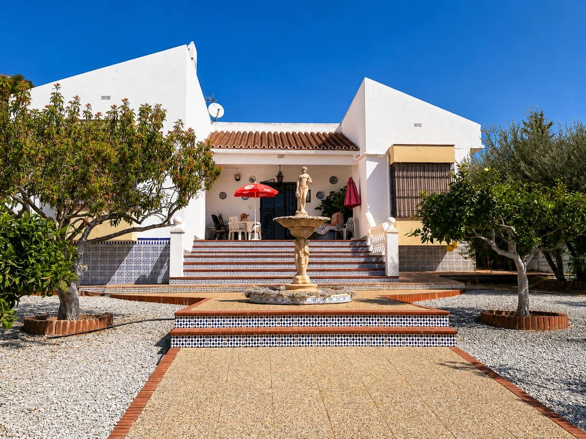 Vrijstaande villa met 3 slaapkamers in Chilches – zeezicht en ontwikkelingspotentieel in Chilches - foto 2
