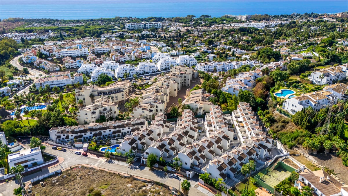 Drie-slaapkamer tussenwoning in Estepona in Estepona - foto 3