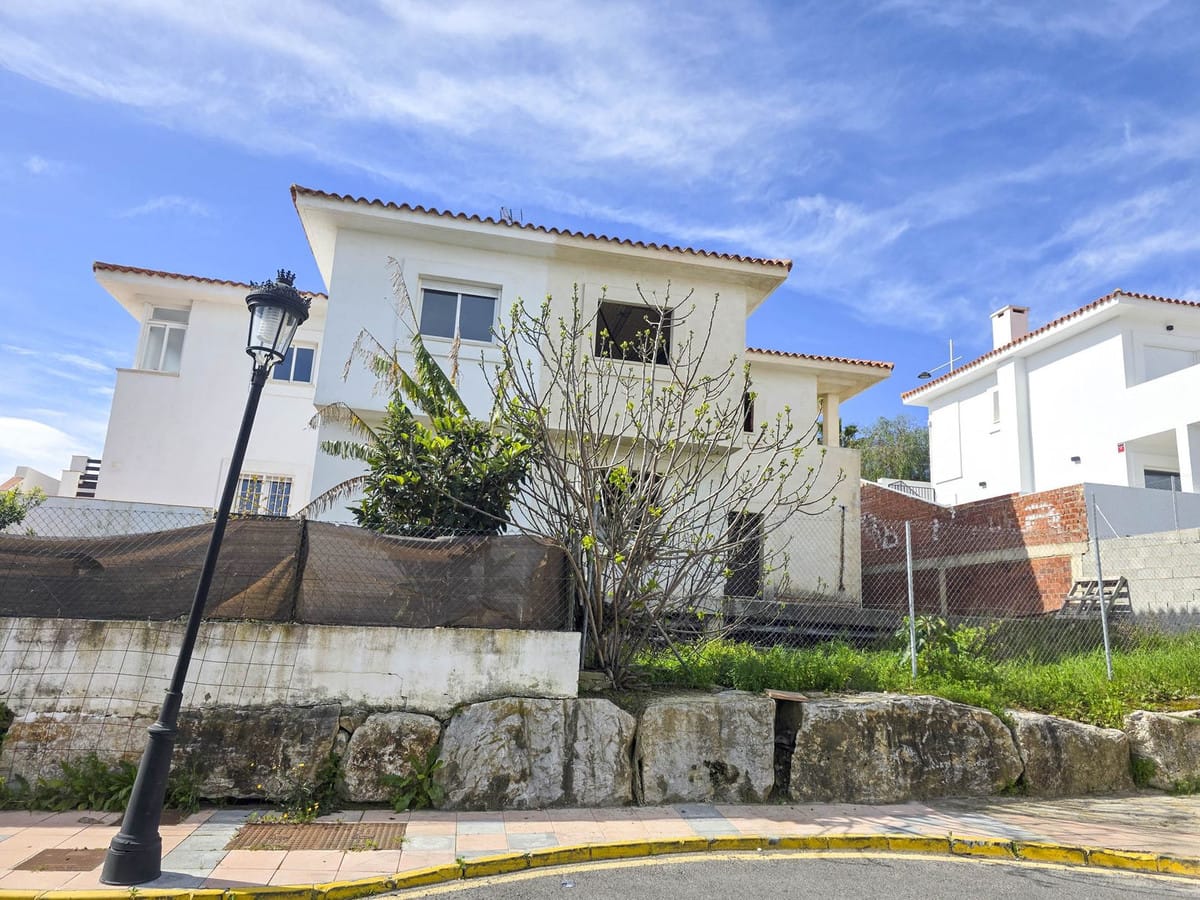 4-slaapkamer villa in La Duquesa met zeezicht en potentieel in La Duquesa - foto 16