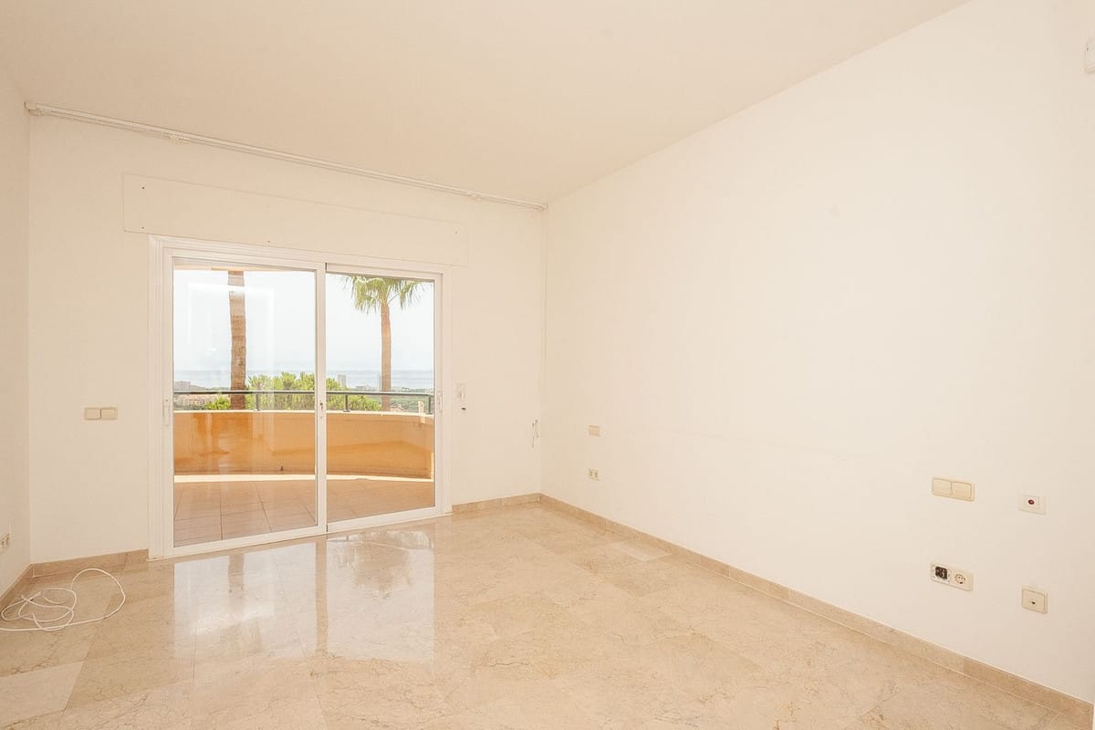 Drie-slaapkamer appartement in Elviria met panoramisch zeezicht in Elviria - foto 7