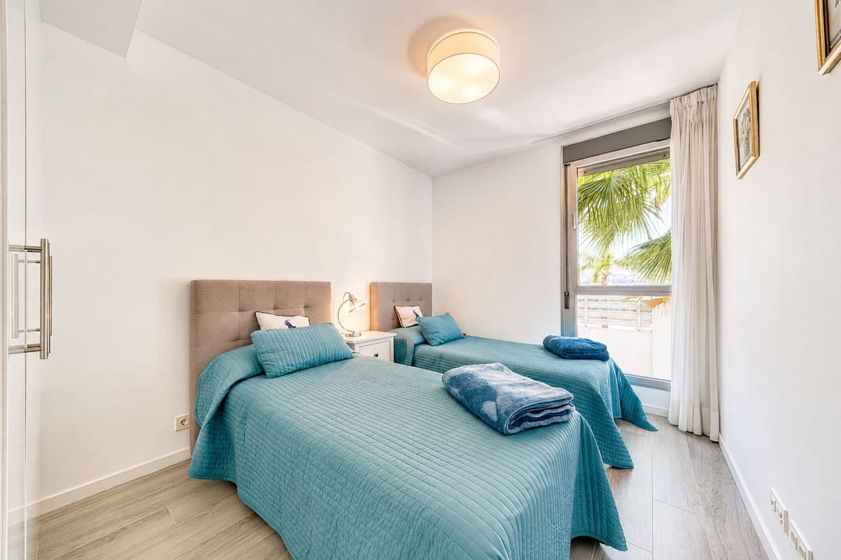 Drie-slaapkamer appartement met panoramisch zeezicht in Estepona in Estepona - foto 13