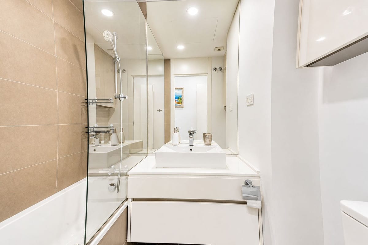 Drie-slaapkamer appartement met panoramisch zeezicht in Estepona in Estepona - foto 16