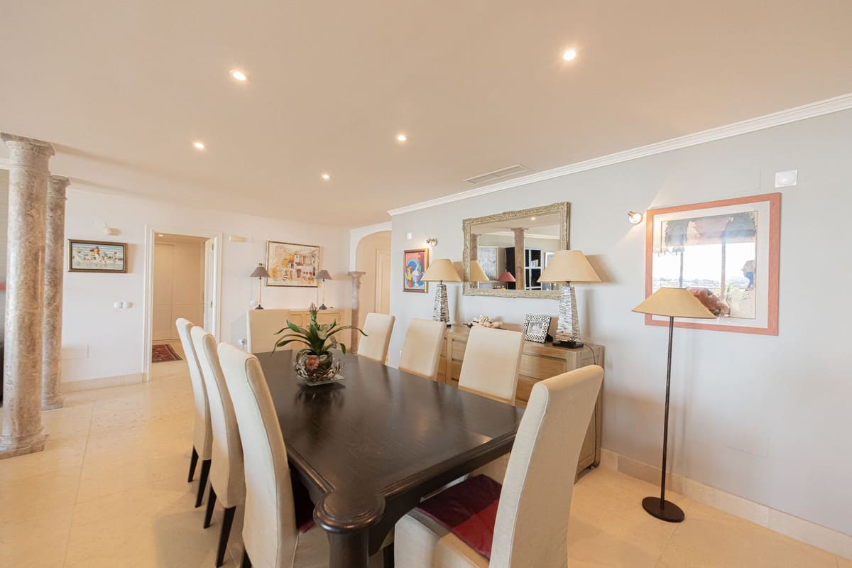 Ruim driekamer-subpenthouse met panoramisch zeezicht in Magna Marbella in Nueva Andalucía - foto 15