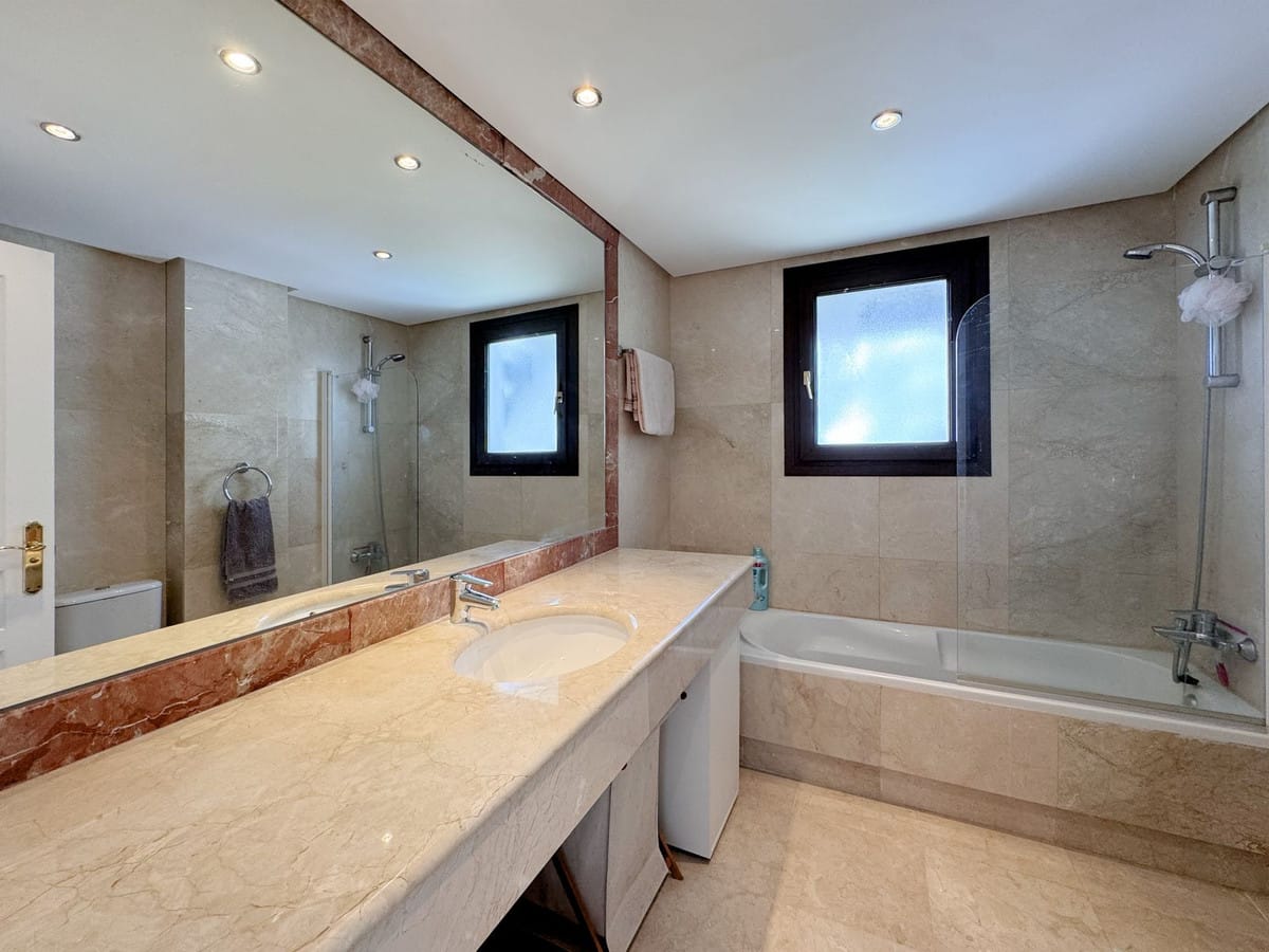 Enige vier-slaapkamer duplex penthouse in de urbanisatie van Mijas Golf - foto 16