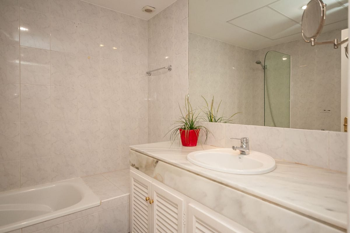 Prachtig 3-slaapkamer appartement met panoramisch zeezicht in La Mairena in La Mairena - foto 8