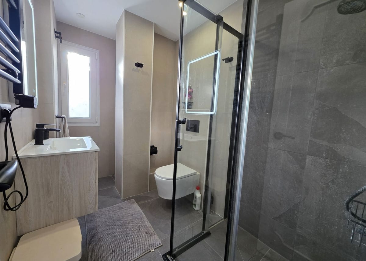 Drie-slaapkamer appartement in Nueva Andalucía met zee- en bergzicht in Nueva Andalucía - foto 14