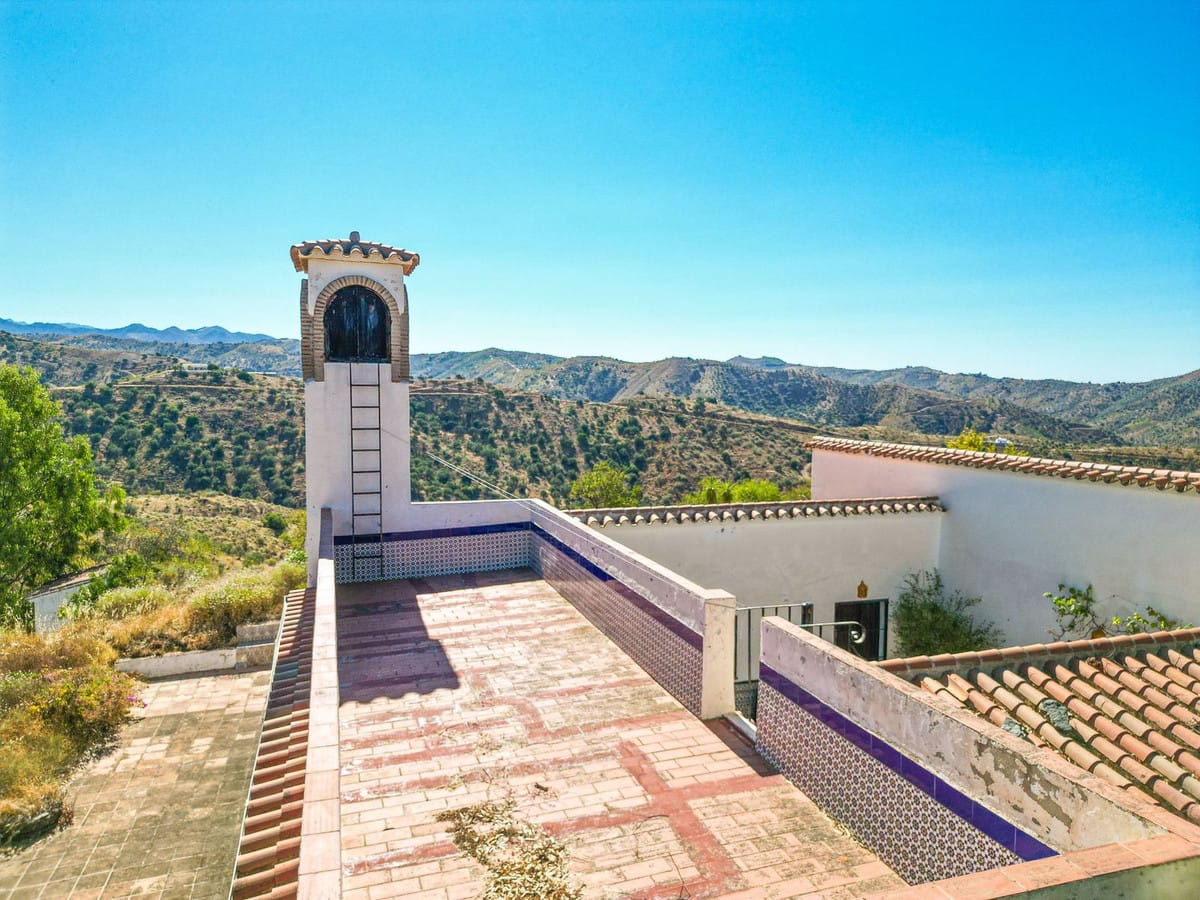 EXCLUSIEF – Renovatieproject met zwembad en spectaculaire 360° berguitzichten in Sedella (Málaga) in Sedella - foto 6